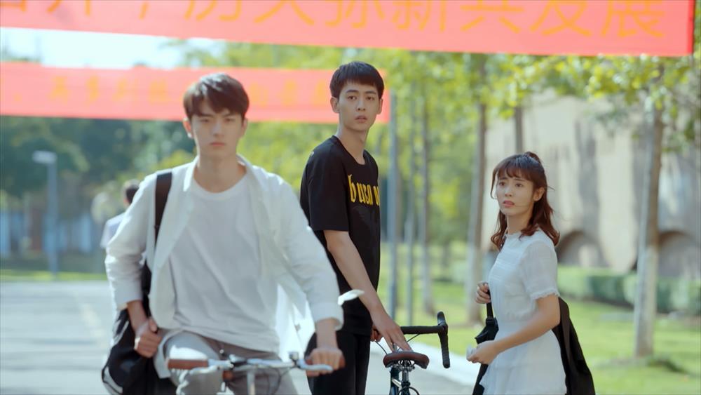 自転車に乗るリン・イー